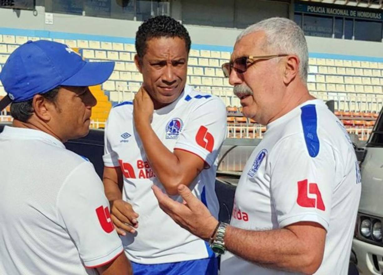 Jugó con el monstruo verde desde (1992 al 1999), luego estuvo una temporada en el Platense (2000-2001). En el Olimpia estuvo entre 2001 y 2005, obteniendo cuatro títulos y tiene igual cantidad cuando jugó con Marathón, aunque no de manera consecutiva.