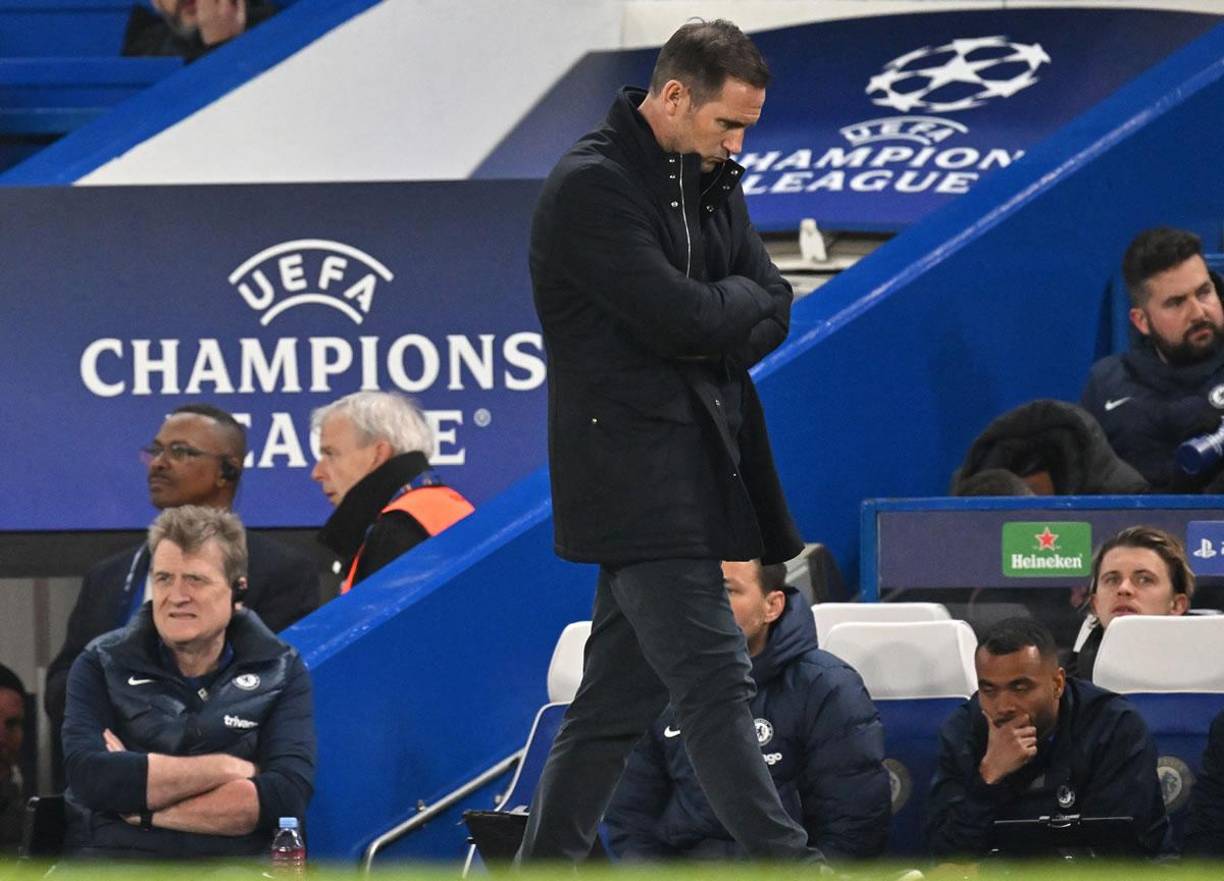 Frank Lampard, cabizbajo y triste por la derrota y eliminación del Chelsea, 