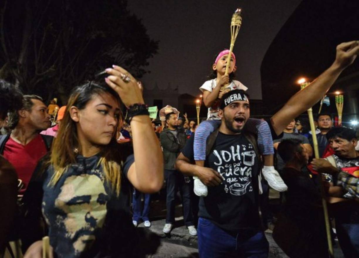 La protesta fue aprovechada para que los hondureños exigieran al gobierno mejores condiciones tanto en salud como en educación.