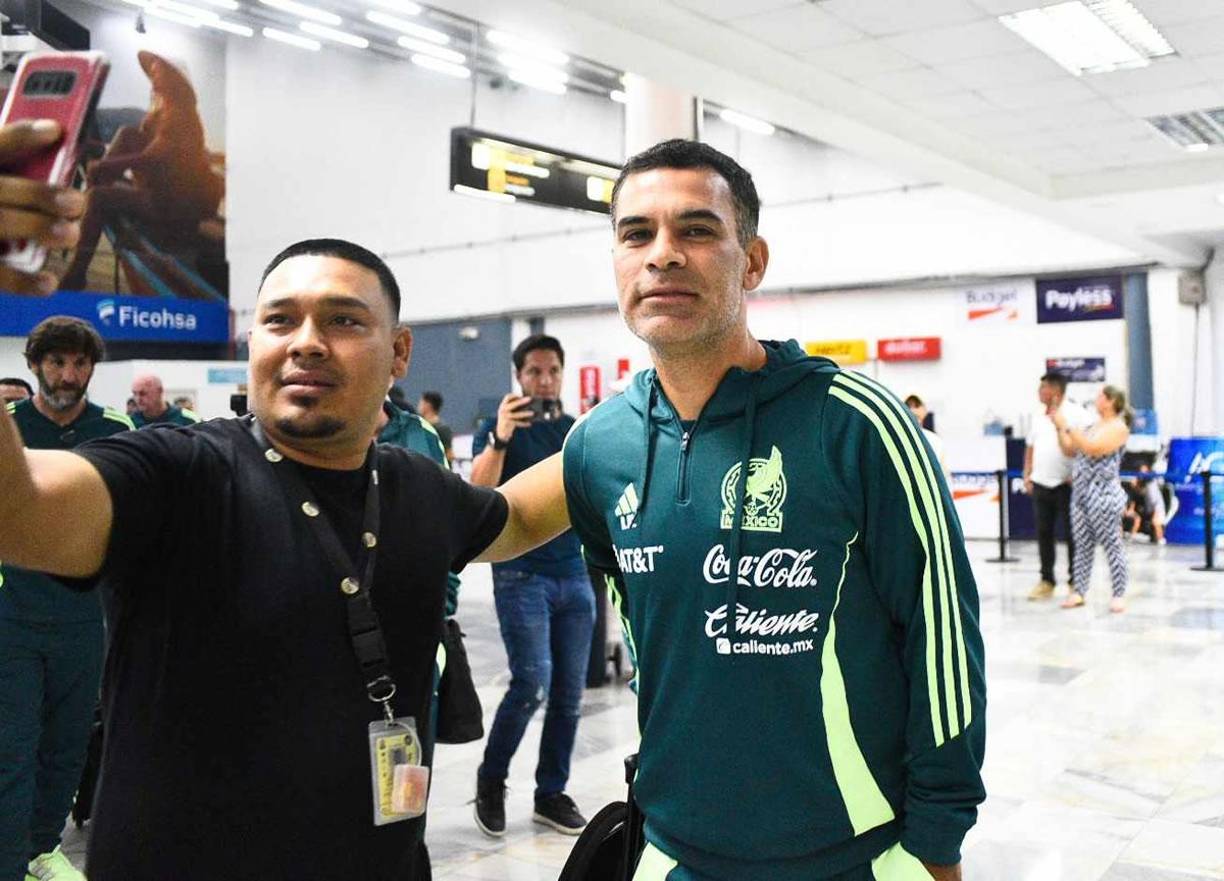 Rafa Márquez, asistente técnico del ‘Vasco‘ Aguirre en la Seleccion de México, se paró para tomarse fotos con algunos aficionados.