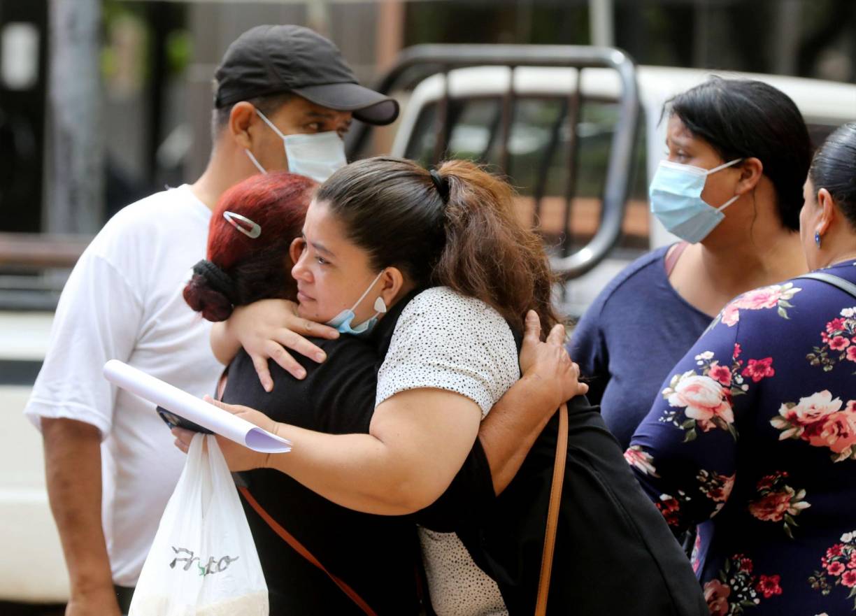 Siete pandilleras del Barrio 18 fueron acusadas por la fiscalía por esta masacre enmarcada en las disputas de territorios para venta de drogas y extorsión entre las dos pandillas rivales que han aterrorizado a <b>Honduras</b>, Guatemala y El Salvador.