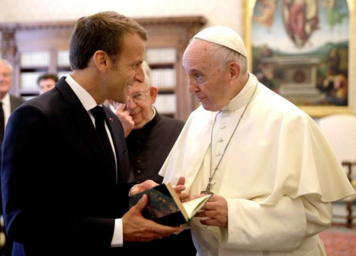 Tras reunirse con la ayuda del interprete por casi una hora, el Papa y Macron realizaron la tradicional ceremonia de la presentación de la delegación y del intercambio de regalos.