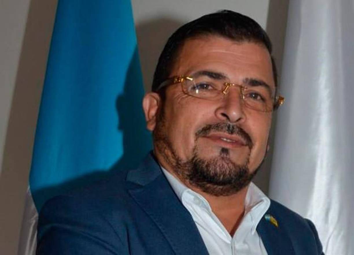 “En los 20 años que tengo de ser alcalde, todos los gobiernos, todos los alcaldes, todo funcionario público instala una placa para marcar historia y un reconocimiento; eso no tiene nada de malo. Nosotros agradecemos al ‘chino’, que ayude con esa fundación, que todo mundo se ha unido, que ha querido invisibilizar la inversión municipal o la inversión del gobierno, pero respetamos y le agradecemos”, expresó en tono petulante el mandamás en la AMHON.