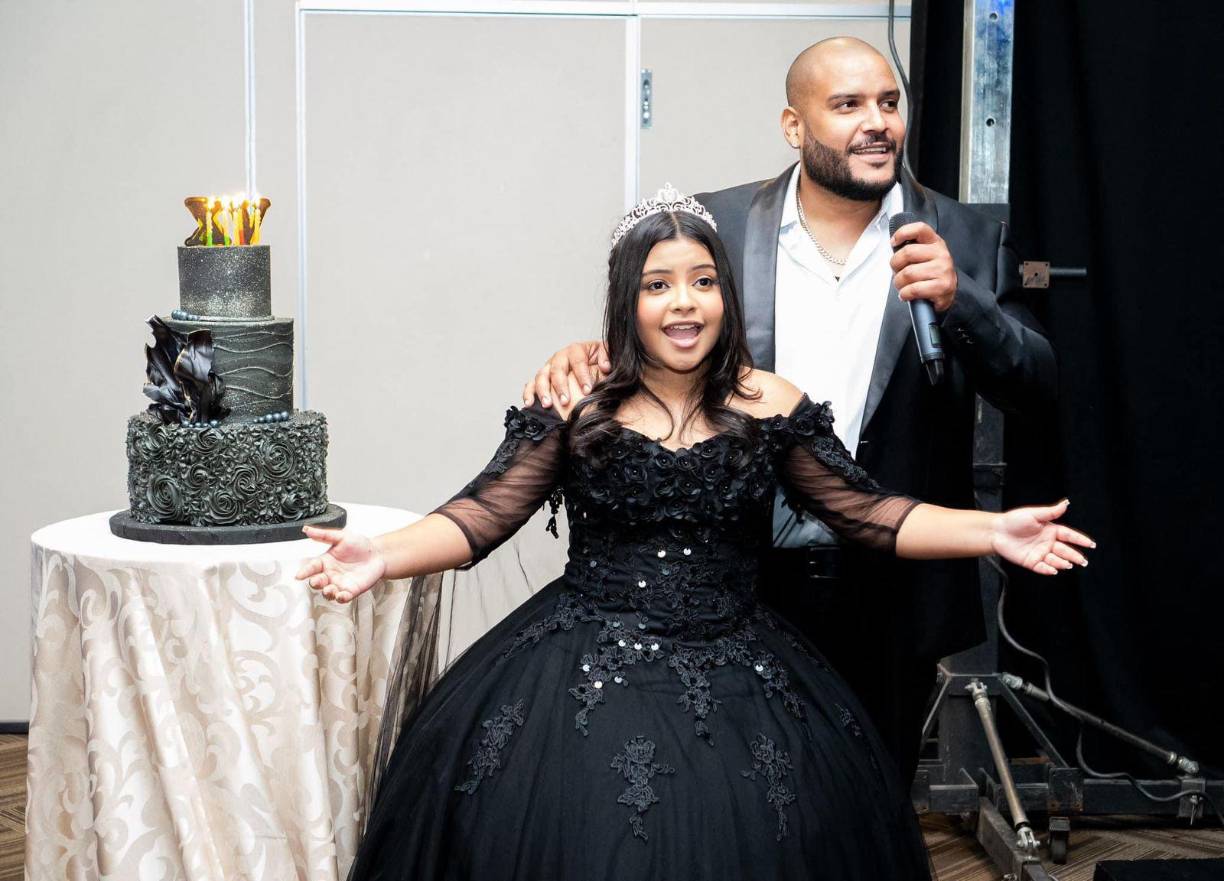 “No soy de publicar cosas tan privadas en mi vida, pero esta vez quise compartir con ustedes que me siento tan orgulloso de esta señorita que hace poco cumplió 15 añitos, es mi princesa una hija de la cual no tengo una sola queja, estudiosa, educada, talentosa, inteligente y temerosa de Dios, Chelsea Carias Te amo y estoy orgulloso amor de mi vida”, escribió el cantante. 