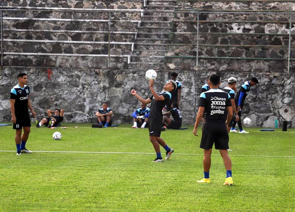 José Mario Pinto, bajando el balón con el pecho en la práctica. El jugador del Olimpia espera tener minutos en el Azteca.