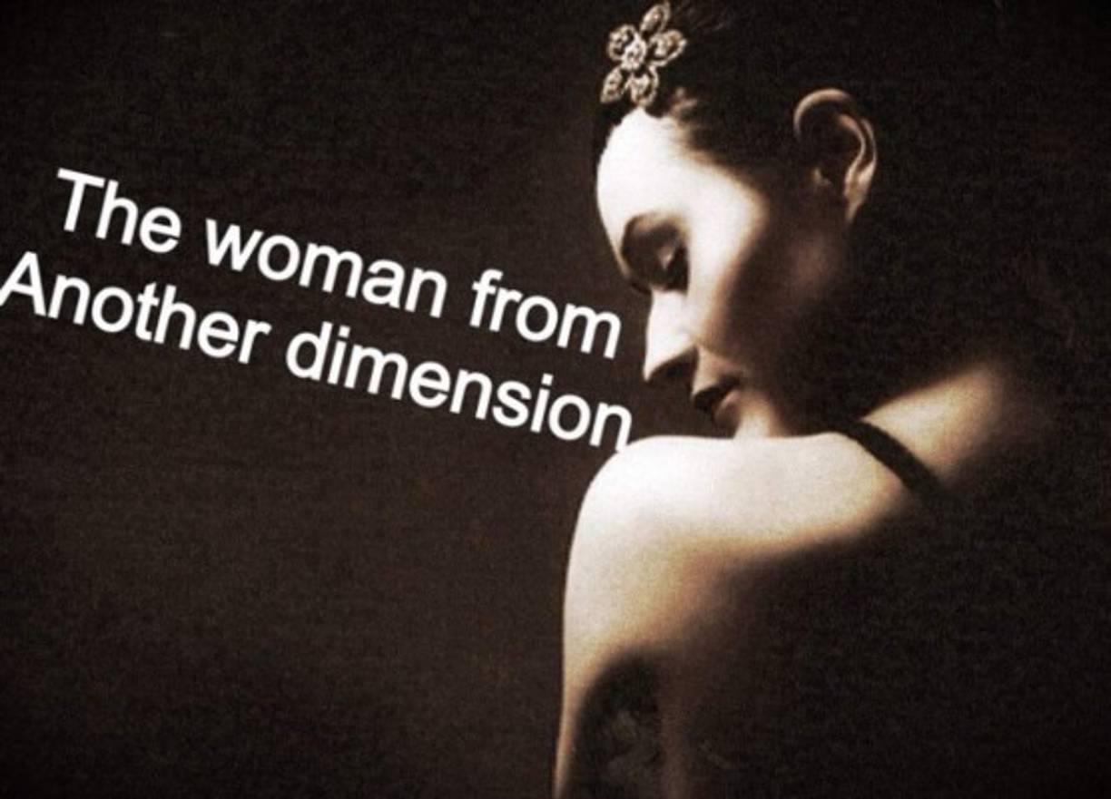 “Un día me desperté y me di cuenta de que todo era distinto, nada espectacular o que tengan que ver con los viajes en el tiempo y esas cosas. Simplemente me desperté en el mismo año y el día en que me fui a la cama, pero muchas cosas eran diferentes. Eran cosas pequeñas, pero lo suficientemente importante como para saber que había un punto en el que todo era diferente”.<br/><br/>“Para que me entiendan, he estado separada de mi pareja durante siete años. Nos separamos y yo comencé una relación con un compañero de mi barrio. Lo conozco muy bien, después de haber estado con él durante cuatro meses. Sé su nombre, apellidos, dirección, donde trabaja, su hijo de otra relación, y donde estudia. Bueno, pues ese hombre ya no existe. Parecía haber existido antes de mi “salto”, pero no hay rastro de él. He contratado a un detective para encontrarlo, pero me ha dicho que no existe”, explicó Lerian en su correo.<br/><br/>Lerina explicó al detalle todo lo que pensó que no reconocía. Su coche no era el mismo y aunque continuaba trabajando en la misma empresa desde hacía 20 años, en el mismo edificio, se sorprendió al enterarse de que su departamento ya no existía. Su oficina estaba ahora en otro departamento en una parte completamente diferente del edificio. Al no poder creer todo lo que estaba viviendo, se dirigió al departamento de dirección para informar que se sentía indispuesta. Se dirigió al médico, el cual le sometió a unas pruebas de drogas y alcohol… todo correcto. En su bolso estaban las tarjetas de crédito, carne de identidad, todo.