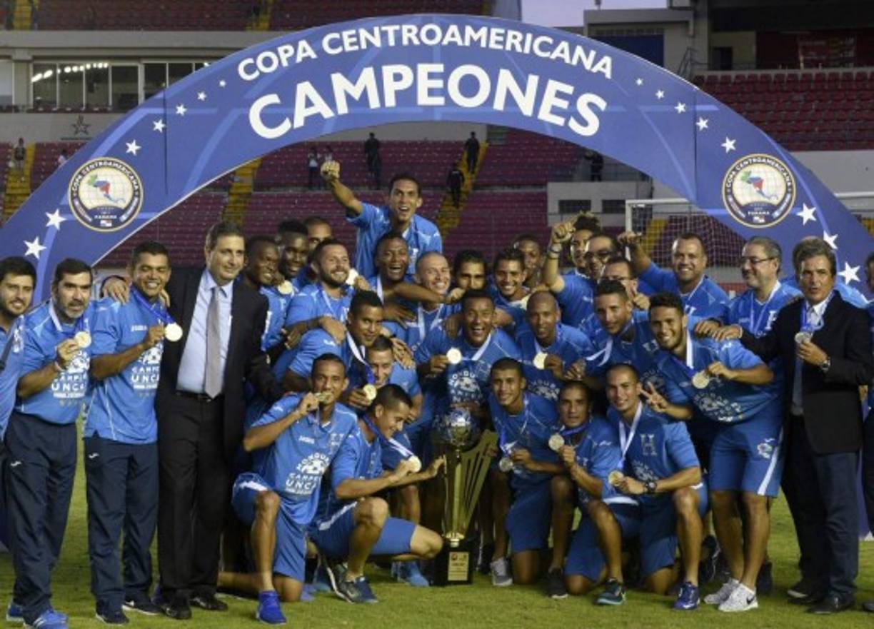 Honduras celebró la conquista de la Copa Centroamericana en Panamá, realizó 13 puntos y cerró de manera invicta. FOTO AFP.
