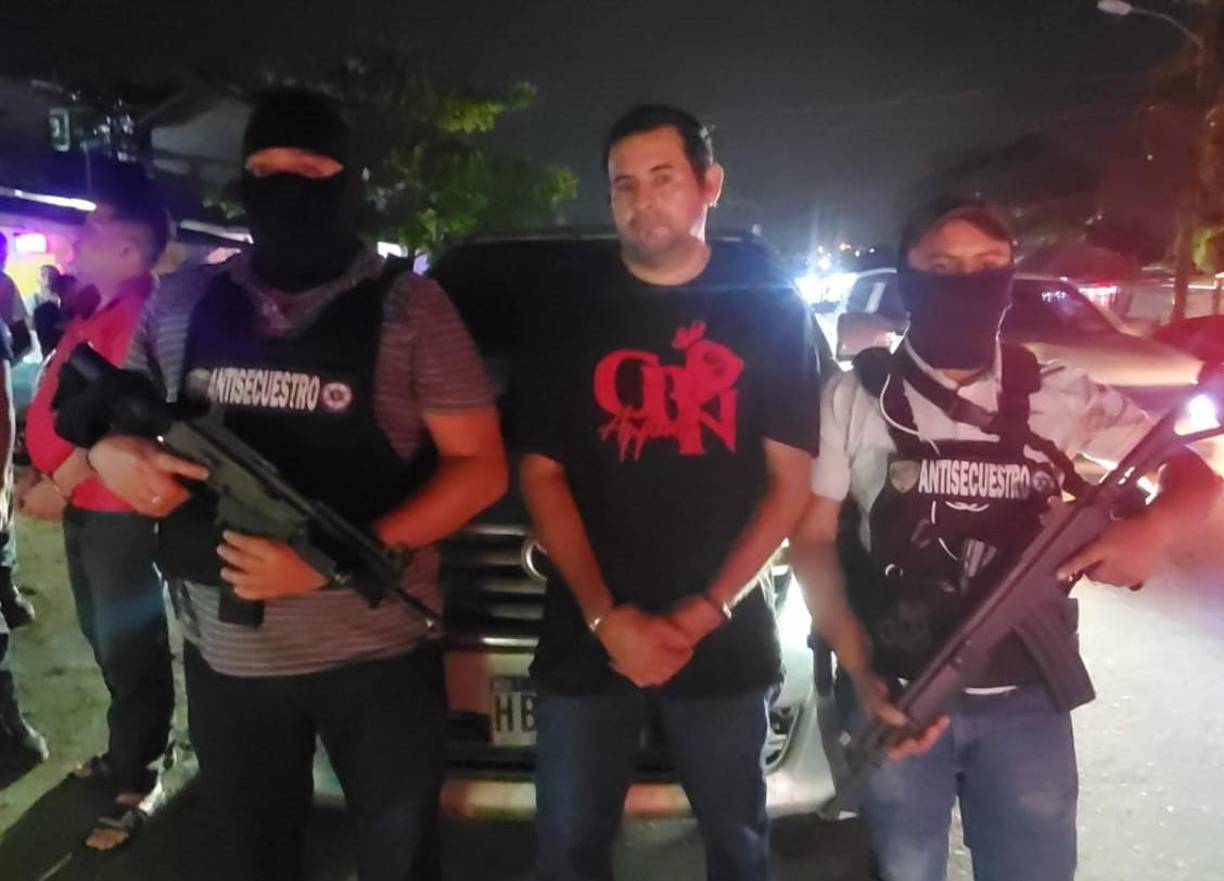 Uno de los detenidos fue identificado como Mabien Obeniel Ortega Carbajal, de 50 años, y de oficio agricultor. 