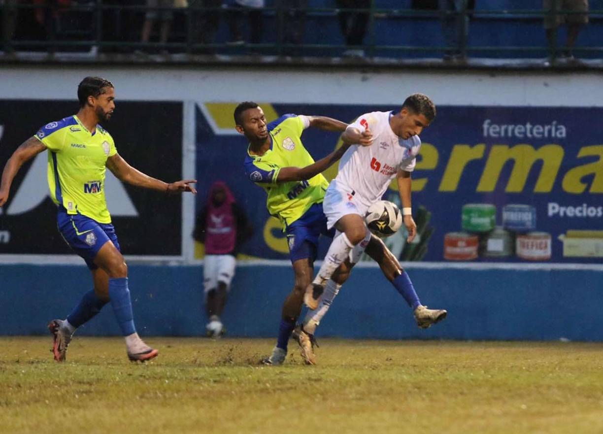 La jugada del polémico penal que pitó Saíd Martínez a favor del Olimpia por supuesta falta de Óscar Almendárez contra José Mario Pinto.