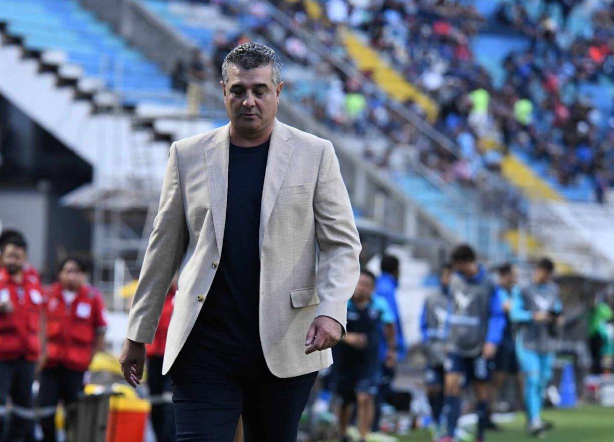 Diego Vázquez salió con una cara de pocos amigos por la caída del Motagua.