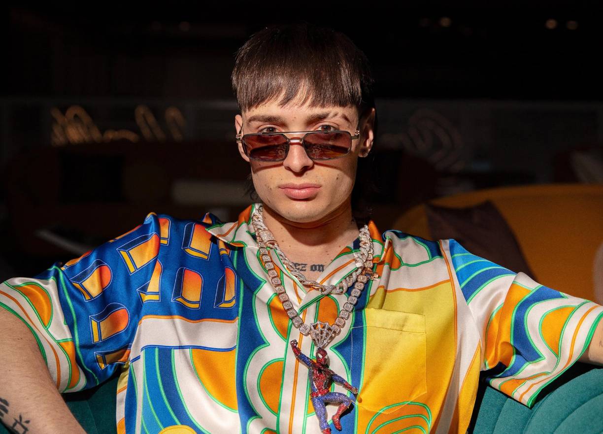 "El Mini Lic" revela que Peso Pluma es amigo de Nestor Isidro Pérez "El Nini", jefe de seguridad de "Los Chapitos", facción del Cártel de Sinaloa, y que han intercambiado favores, desde conciertos privados hasta solicitudes más oscuras.