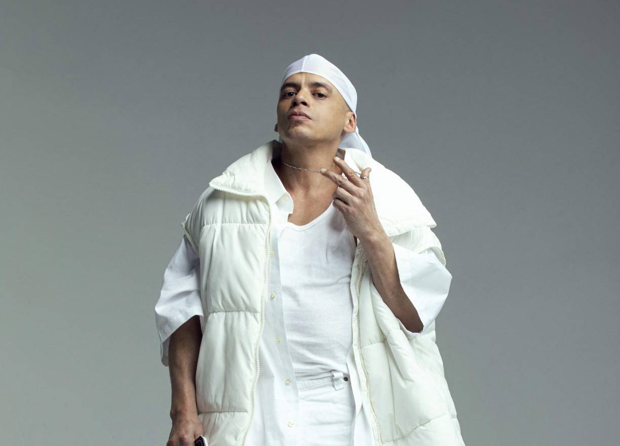 2: Vico C. Luis Armando Lozada Cruz, conocido por su nombre artístico Vico C es considerado uno de los padres fundadores del hip hop latino. Los criterios tomados por los editores de Billboard Latin y Billboard Español para el proceso de selección y clasificación fueron conjunto de obras/logros, el impacto/influencia cultural, longevidad, letras y ‘flow’ (destreza vocal). 