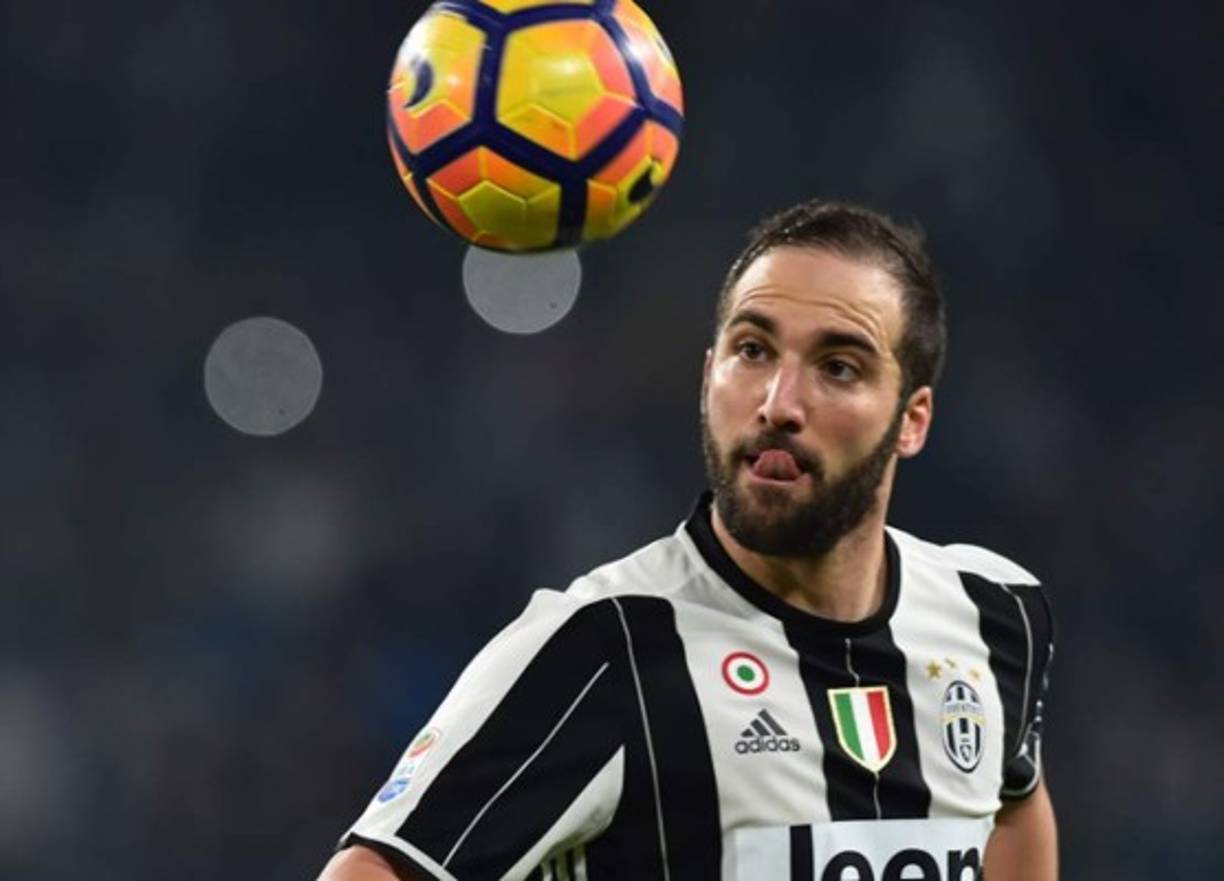Según La Gazzetta dello Sport, la Juventus y el Milan están cerca de cerrar el acuerdo por Gonzalo Higuaín. Los de Turín no venderían por menos 60 millones de euros al delantero argentino de 30 años.