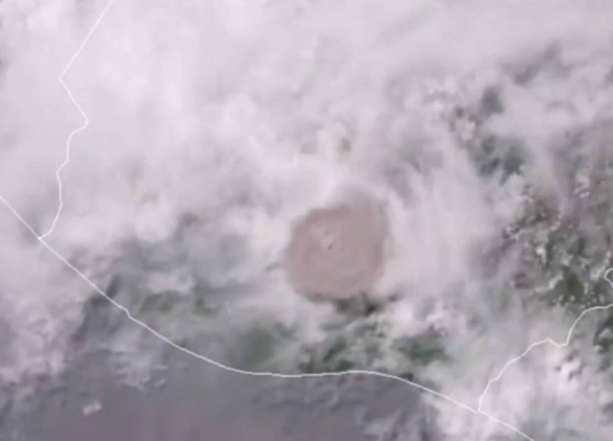 Un video captado por los satelites del Centro Nacional de Huracanes de Estados Unidos muestra el preciso momento de la explosión de lava y cenizas del volcán de Fuego en Guatemala.
