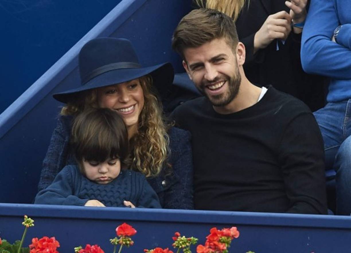 Shakira con Milan en sus brazos y Gerard Piqué.