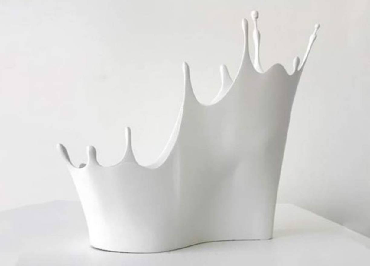 Un zapato que simula una leche derramada. Fotos cortesía de Ojocurioso.com