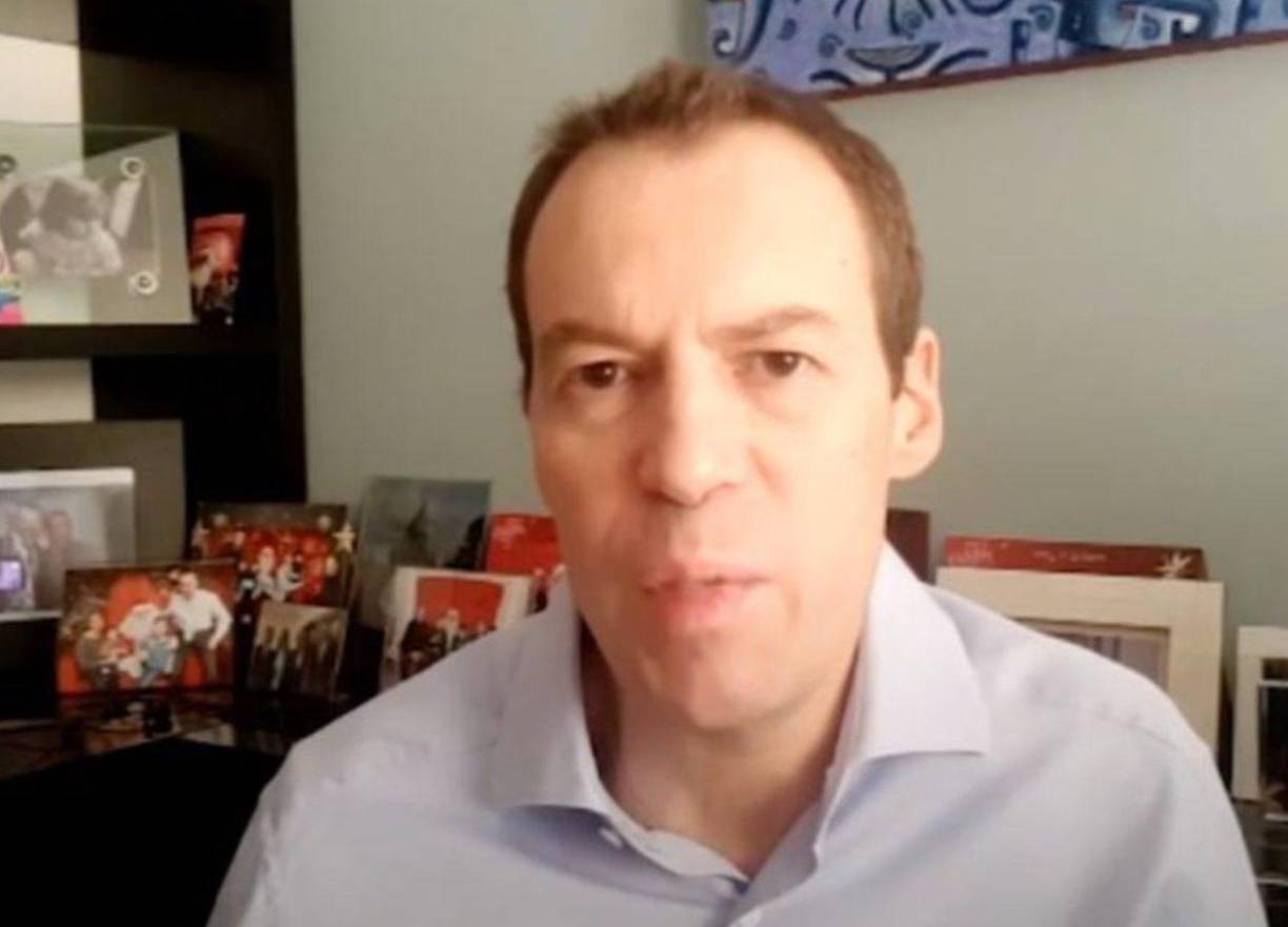 Con el paso del tiempo, la situación se complicó al punto de dañar severamente sus pulmones, llevándolo a necesitar un doble trasplante pulmonar.