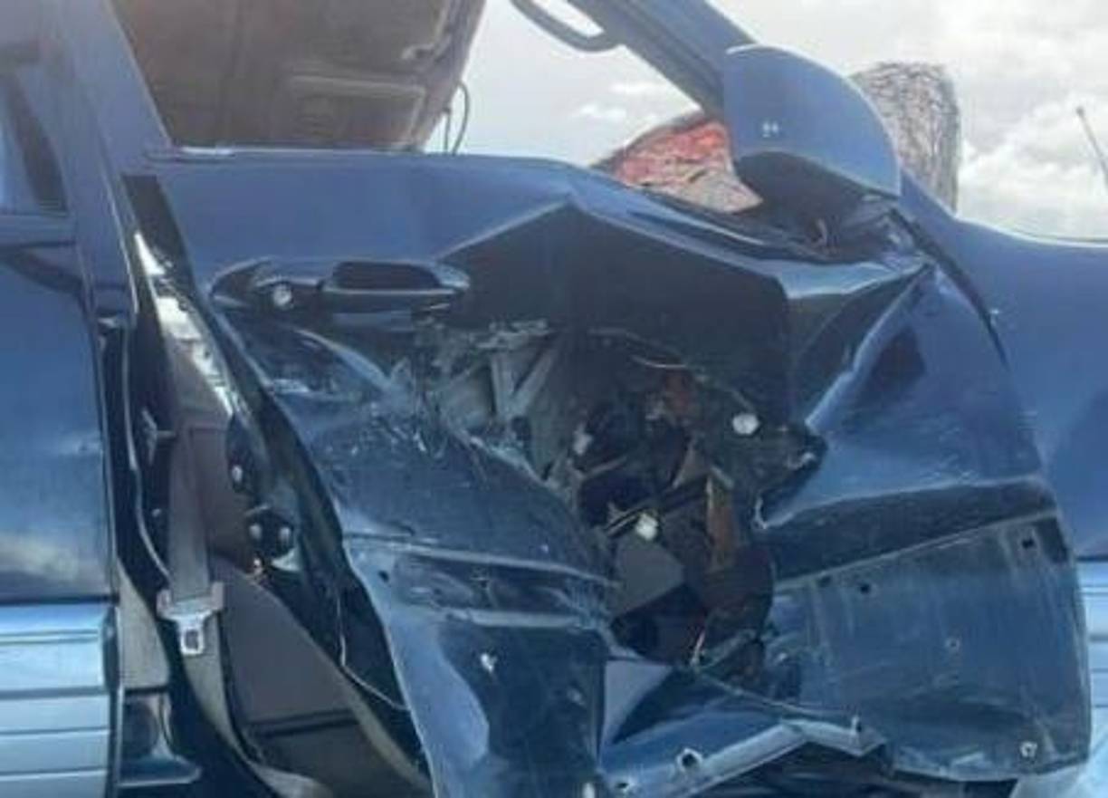 El esposo de Salomé perdió el control de la camioneta, estrellándose con una estructura metálica instalada en la orilla de la autovía. 