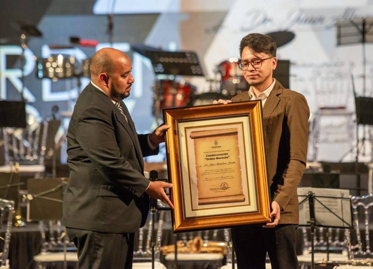 Jefry Izcano fue el representante de Almendarez, quien recibió el premio de manos del ministro Daniel Esponda.