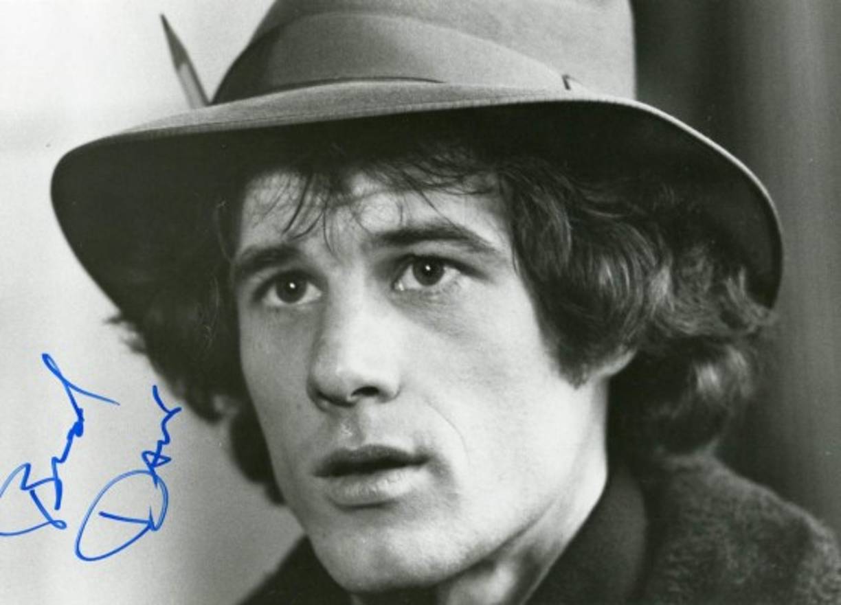 El actor Brad Davis, fue diagnosticado con sida en 1985. Falleció a los 41 años, ya que recurrió al suicidio asistido para terminar con su vida en presencia de su esposa y un amigo de la familia.