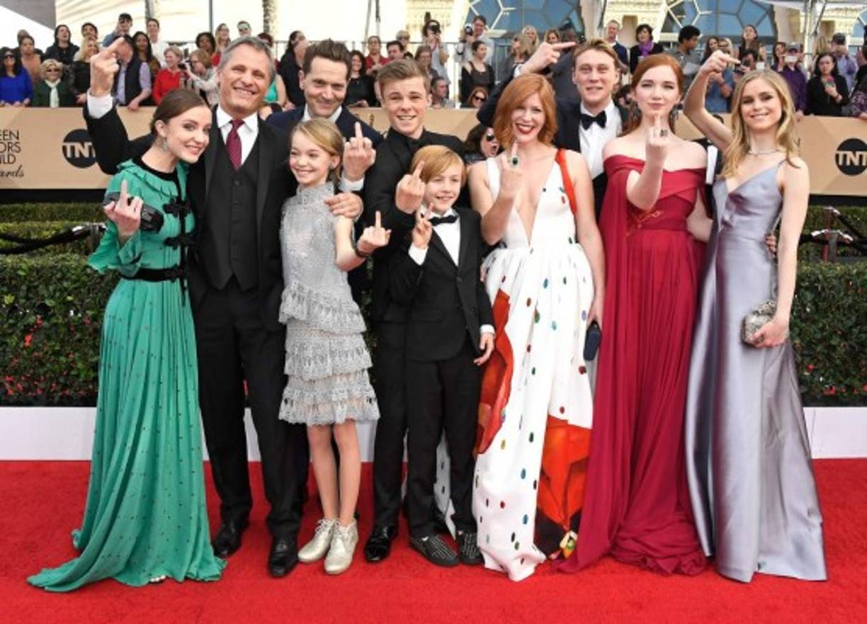 Los actores Samantha Isler, Viggo Mortensen, Matt Ross, Shree Crooks, Nicholas Hamilton, Charlie Shotwell, Trin Miller, George MacKay, Annalise Basso y Erin Moriarty de 'Captain Fantastic' que compite como Mejor Reparto de Película.