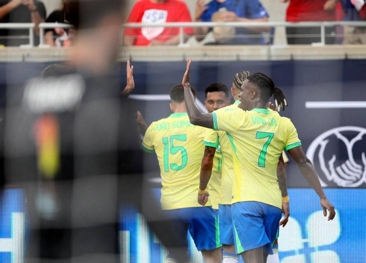 Los últimos días han sido tensos en la concentración de Brasil, que comenzará su andadura en la Copa América el 24 de junio cuando enfrenten a Costa Rica, el 28 lo harán ante Paraguay y cerrará la fase de grupos el 2 de julio frente a Colombia.