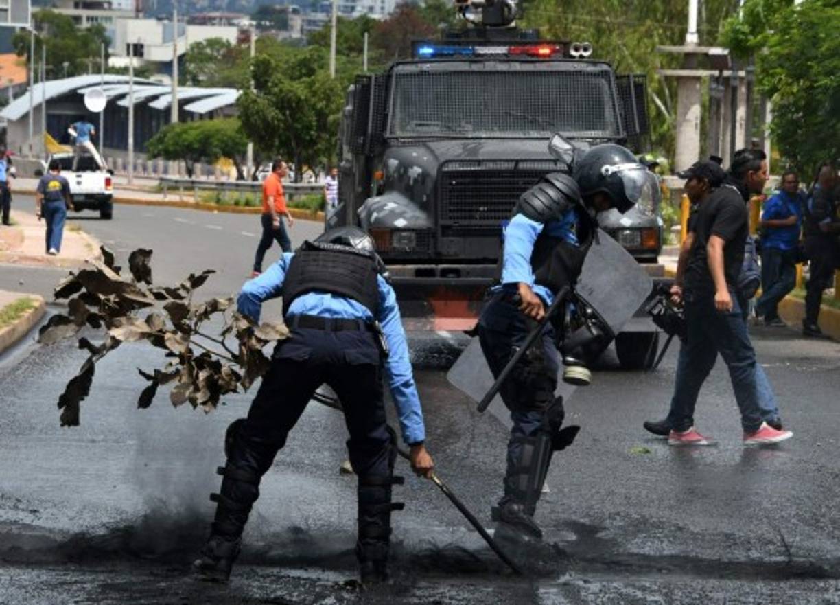 El Movimiento Estudiantil Universitario (MEU) se enfrentó este jueves con agentes antimotines en el bulevar Suyapa de Tegucigalpa. AFP