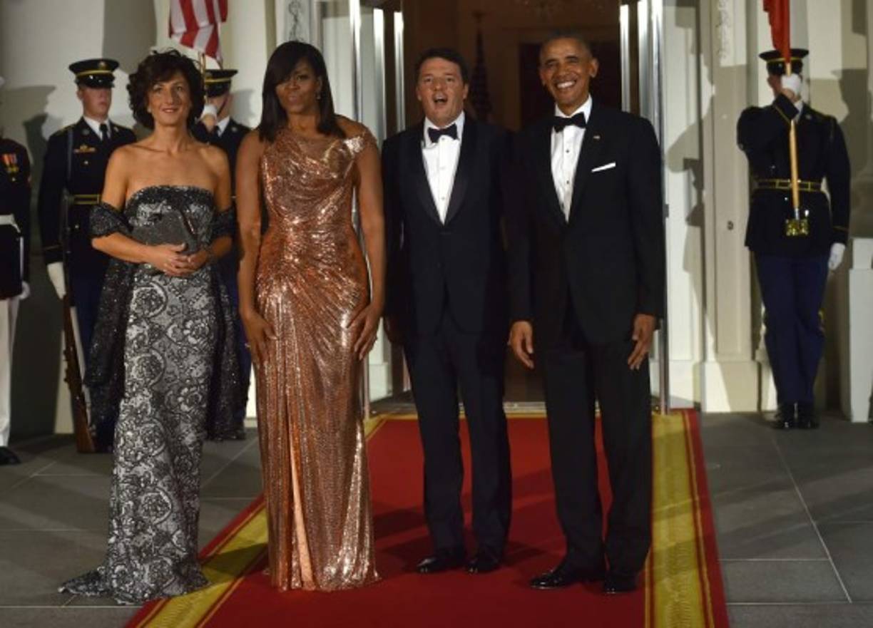 Y para su última aparición como anfitriona en la Casa Blanca, Michelle Obama eligió un vestido de la marca italiana Atelier Versace en cota de malla color oro rosa que opacó a los presentes con su brillo. Así cerró la Primera Dama el ciclo estilístico más aplaudido de los últimos años por sus acertadas elecciones.