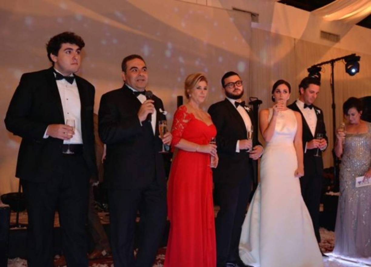 La inolvidable fiesta fue interrumpida por un operativo con policías encapuchados que se presentaron en el exclusivo restaurante con una orden de captura contra el expresidente por supuesta corrupción. Las imágenes de la boda se filtraron rápidamente en las redes sociales.