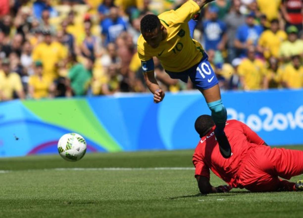 Nada pudo hacer el portero catracho que hizo todo lo posible por tapar el error del defensa.