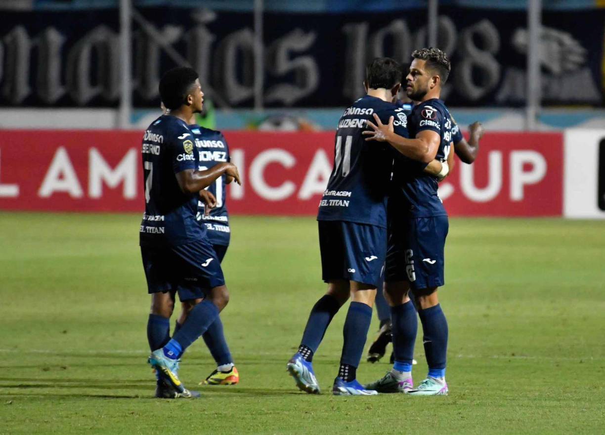 El segundo tanto de las Águilas llegó al minuto 37. Marcelo Santos soltó un soberbio zurdazo tras centro de Droopy Gómez y mandó a guardar el balón en el fondo de la meta.