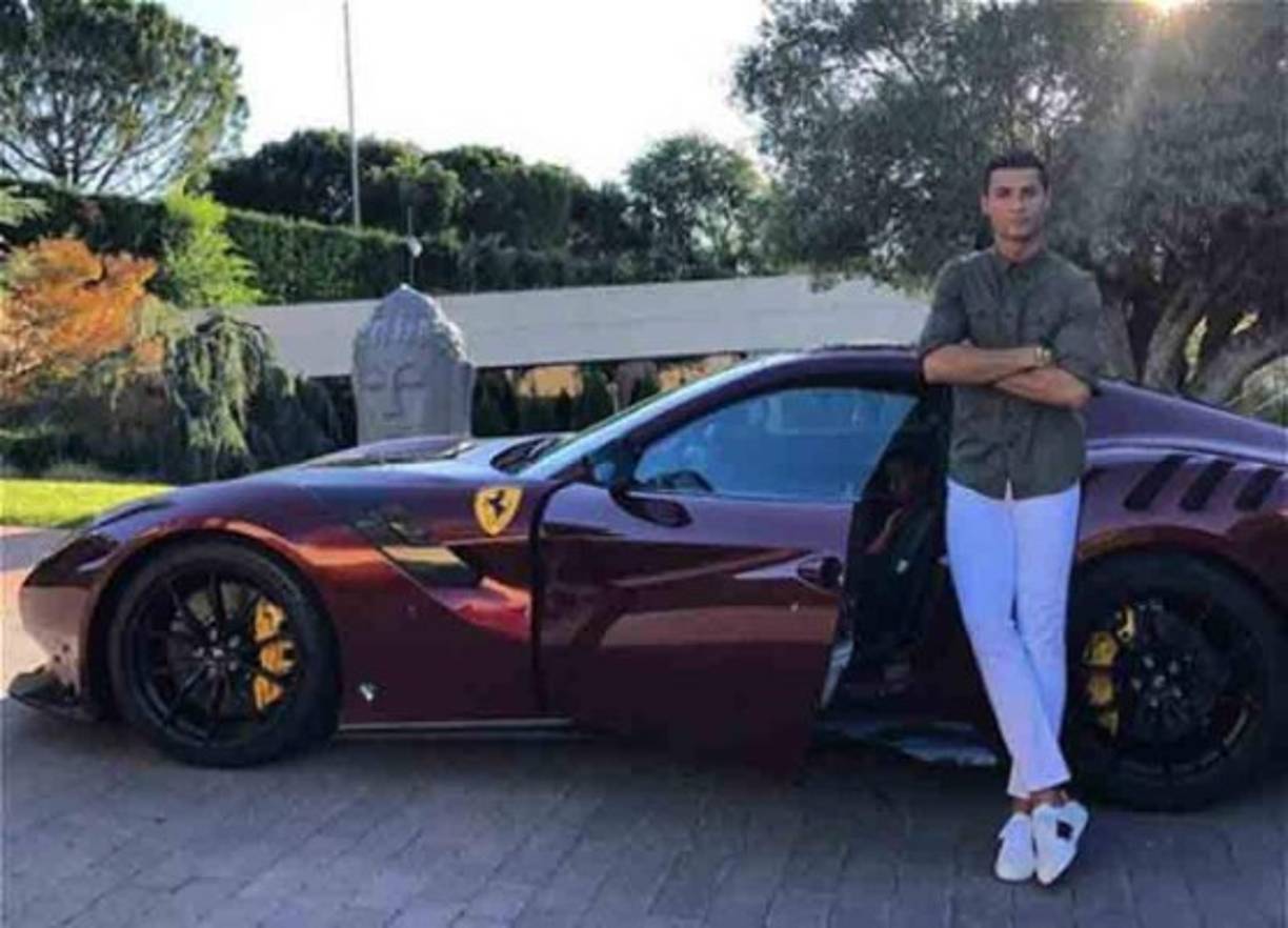 Uno de los lujos que presume CR7 es la gran cantidad de vehículos que ha logrado adquirir. Aquí con un Ferrari F12 TDF, según la empresa italiana, solos se fabricaron 799 unidades y una es de propiedad de Ronaldo.