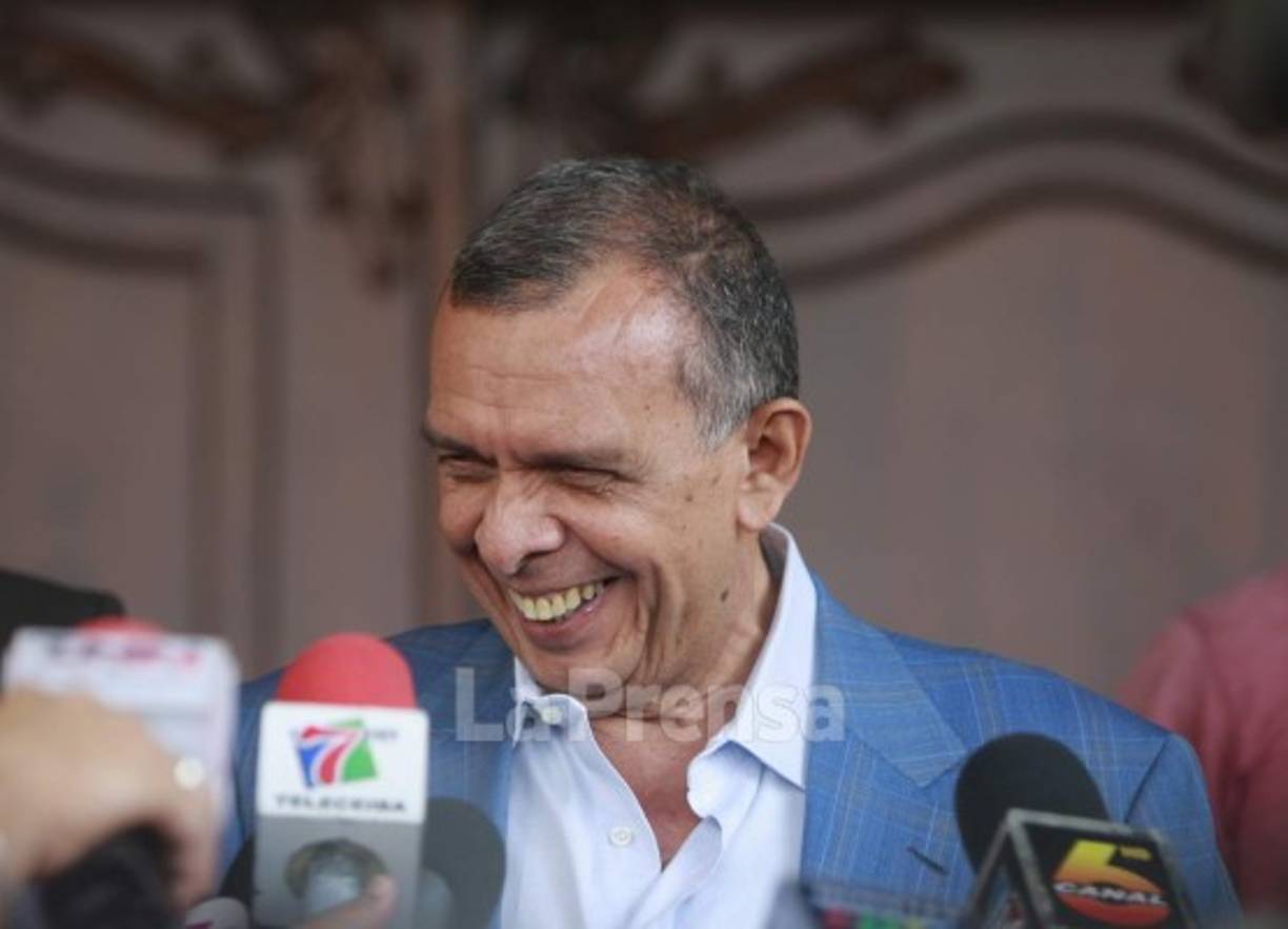 El expresidente dijo que es obediente a la Ley pero sostiene que cometen una injusticia contra su esposa Rosa Elena de Lobo al aplicarle leyes aprobadas en años recientes.