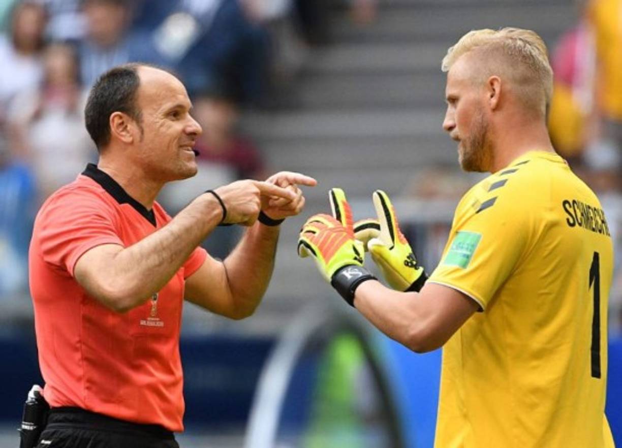 Kasper Schmeichel le reclama al árbitro español Antonio Mateu Lahoz.