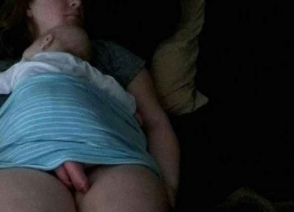 La mamá y el bebé duermen, pero los piecitos del recién nacido...