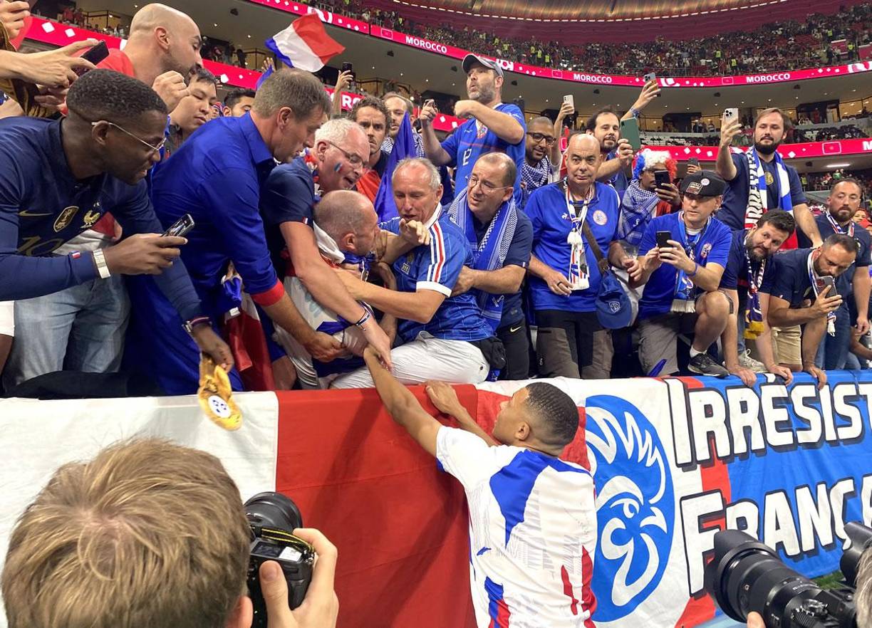 Kylian Mbappé se percató de lo sucedido y se fue a la grada para ver si el aficionado se encontraba bien.