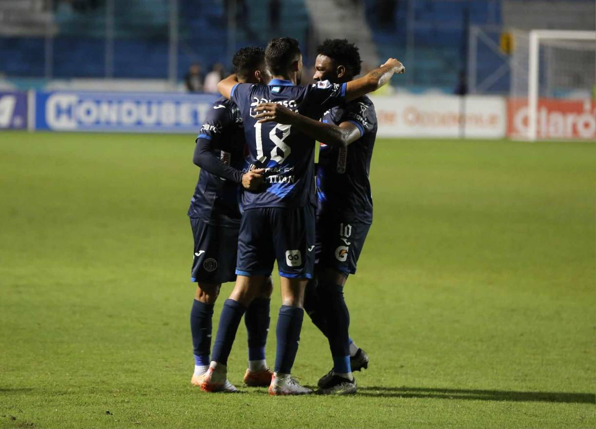La noche se vistió de azul, pero aún faltaba un tanto para cerrar el clásico disputado en el Estadio Nacional Chelato Uclés. 