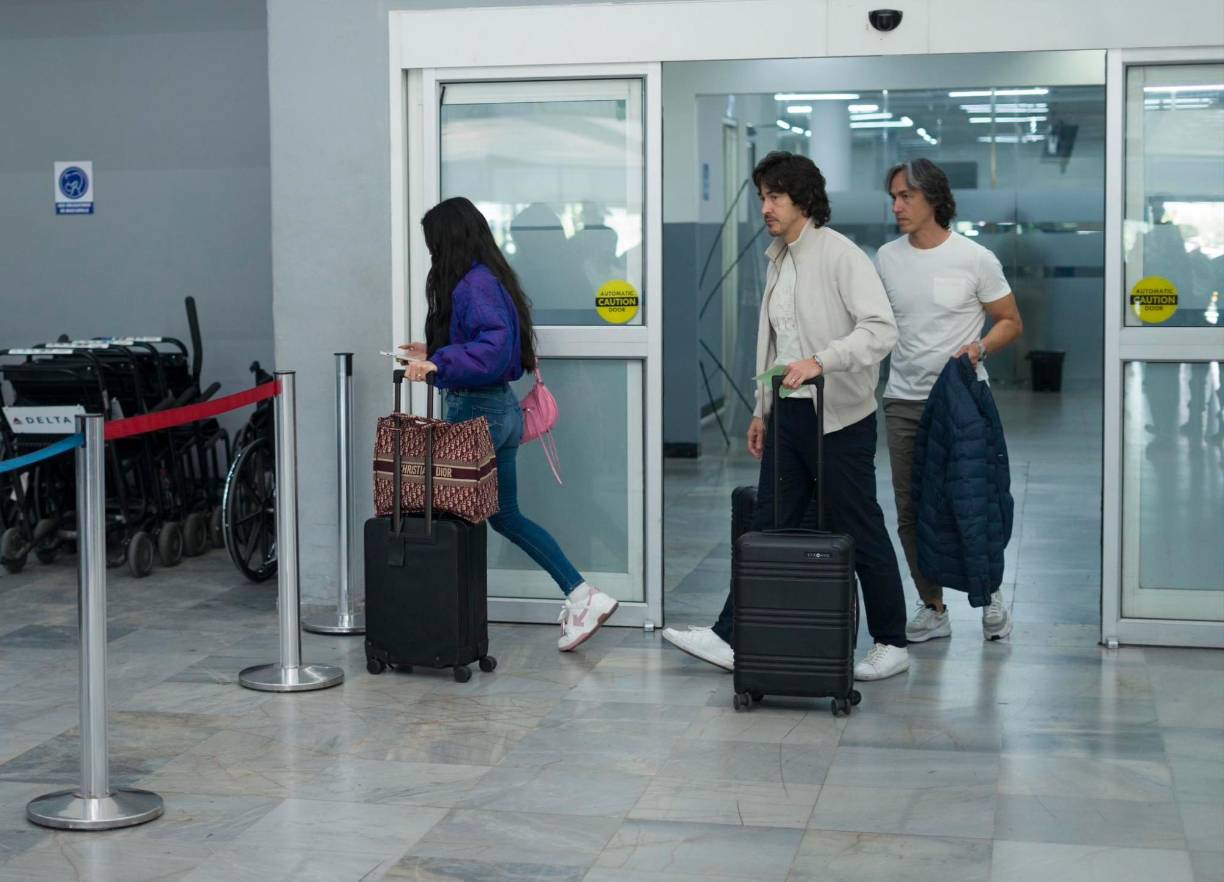 Bárbara de Regil aterrizó acompañada por dos hombres y quiso pasar desapercibida en el Aeropuerto Ramón Villeda Morales.