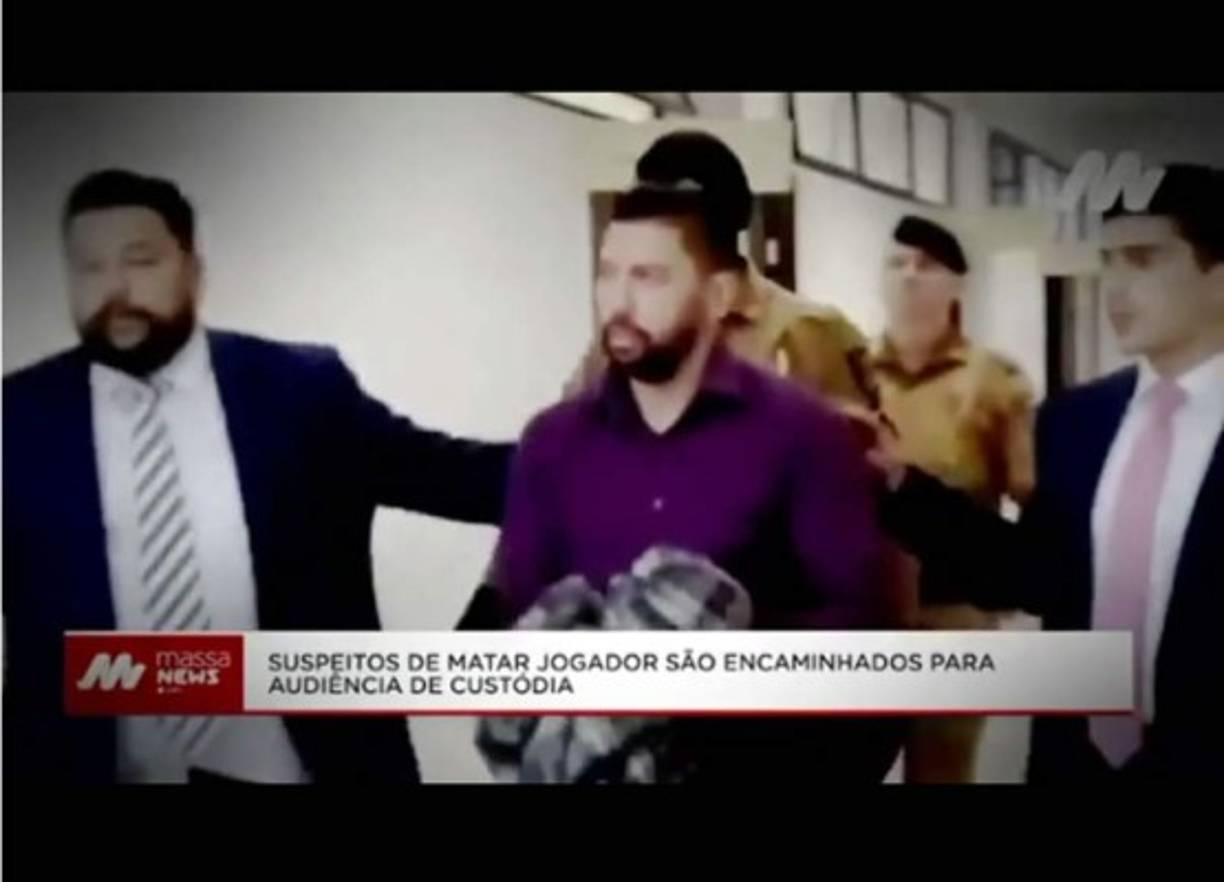 Fueron detenidas tres personas por su presunta relación con el homicidio. Se trata de Edison Brittes Júnior, su esposa Cristiana y su hija Allana, de tan solo 18 años y la persona que invitó al futbolista a su fiesta de cumpleaños. Además, según el relato del comisario Amadeu Trevisan, buscan a otros tres sospechosos de participar en tal trágico suceso.