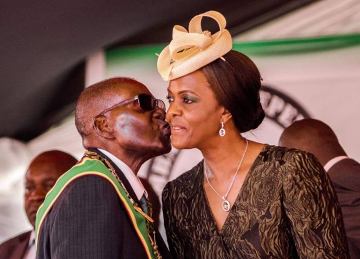 El destituido dictador africano, Robert Mugabe y su esposa, Grace, indignaron a su país con su extravagante estilo de vida.
