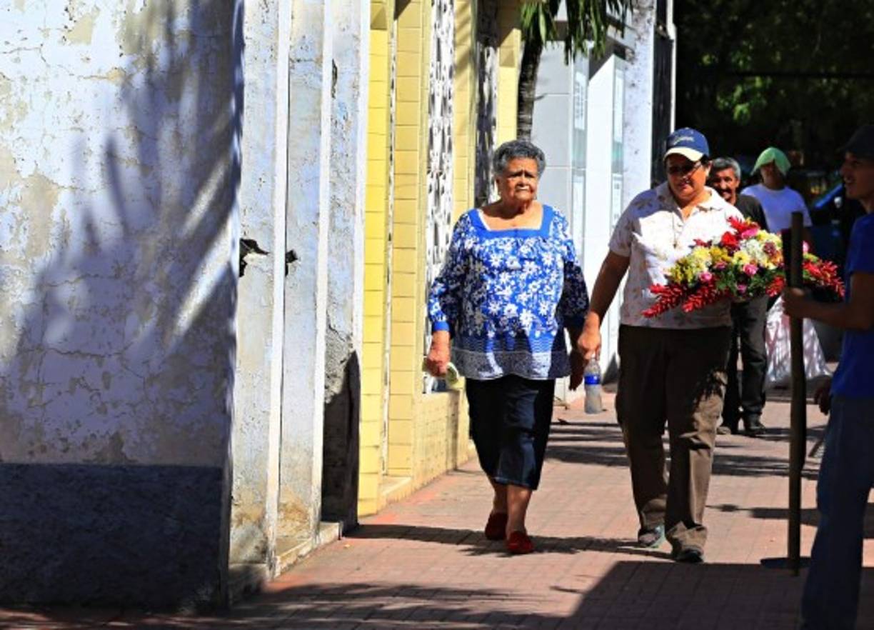 Paulatinamente, los sampedranos llegaron al Cementerio Central para dejar las ofrendas y recordar a sus seres queridos.