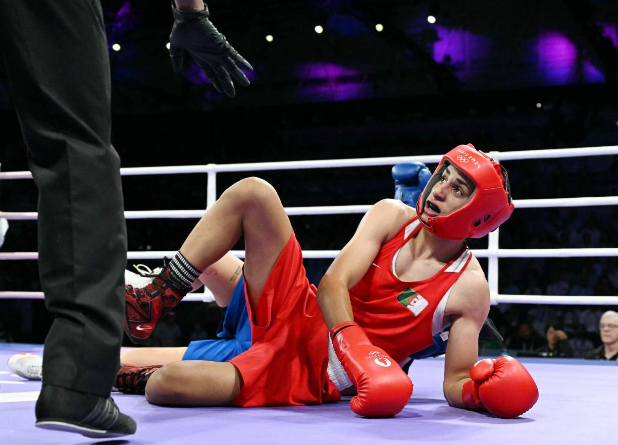 En su pequeña aldea argelina, la boxeadora Imane Khelif es un “modelo” de valentía para jóvenes deportistas y “una heroína” para su padre, que la defiende de quienes piden su exclusión de los Juegos Olímpicos por sospechas sobre su género.