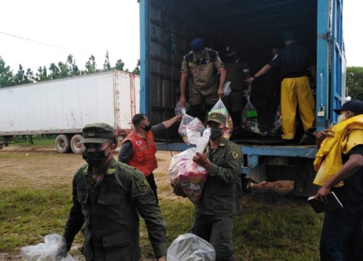El Ejército entregó la ayuda humanitaria, que incluía colchonetas, frazadas y paquetes de alimentos e higiene, en Bilwi y Puerto Cabezas.