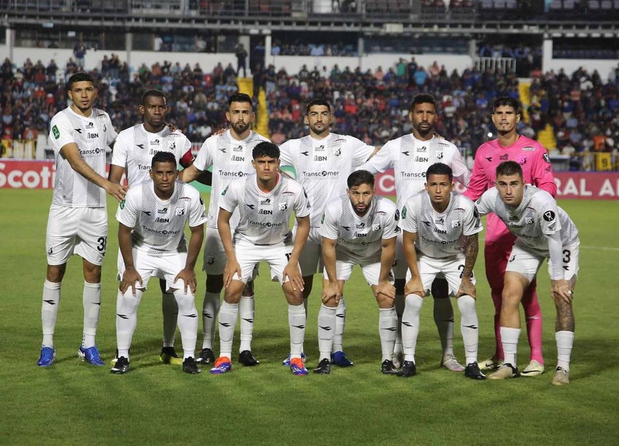 Los jugadores titulares del Herediano para enfrentar al Motagua.