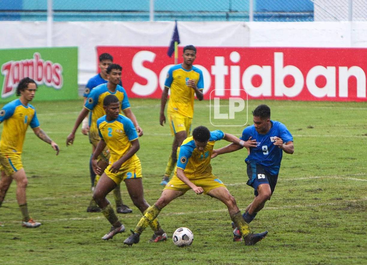 Algunas delegaciones se han quejado, pues no solamente la cancha del Morazán ha tenido problemas por las lluvias, también la del estadio Nacional Chelato Uclés de Tegucigalpa.