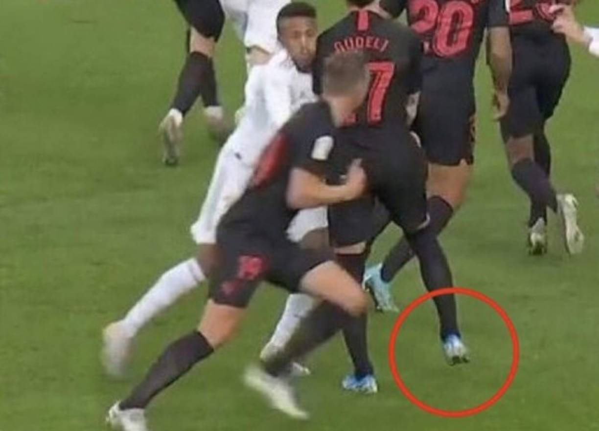 Y la polémica se hizo presente en el Santiago Bernabéu. Apoyado por el VAR, el árbitro decidió anular un gol al Sevilla. La cuarteta arbitral señaló que había una supuesta falta previa de Gudelj sobre Militao.