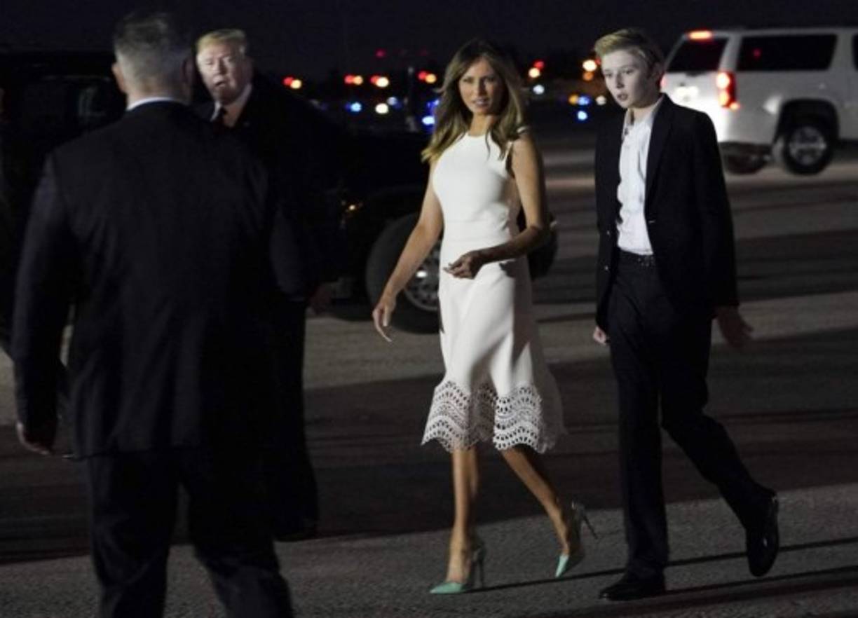 Trump y Melania se tomaron fotografías con ellos rodeados de miembros del servicio secreto.