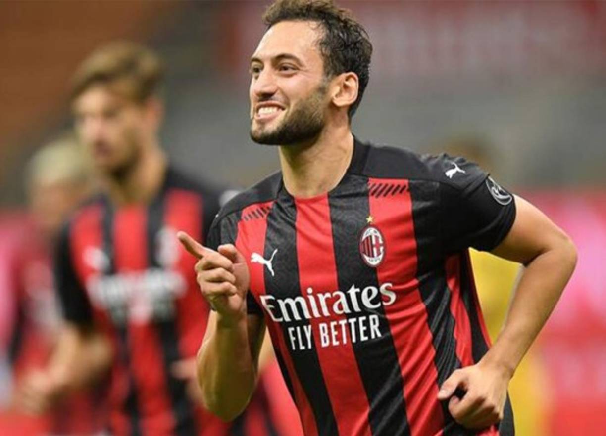 6 - Hakan Çalhanoğlu (27 años) - El centrocampista turco del AC Milan tiene un valor de mercado de 35 millones de euros. El Atlético de Madrid ha mostrado interés en este futbolista. Además, también ha sonado para el Galatasaray.