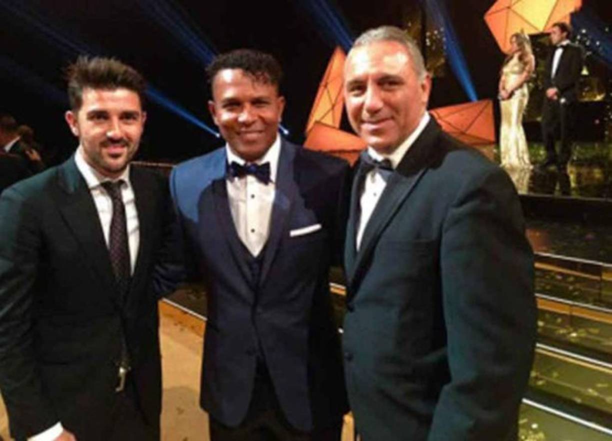 Carlos Pavón junrto a David Villa y Hristo Stoichkov