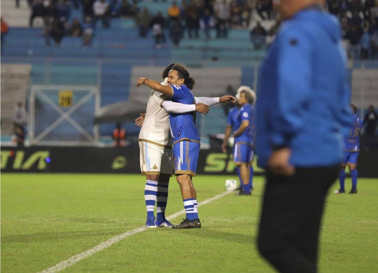 En los últimos minutos, el partido se detuvo para despedir a la leyenda viviente Julio César ‘Rambo’ de León.